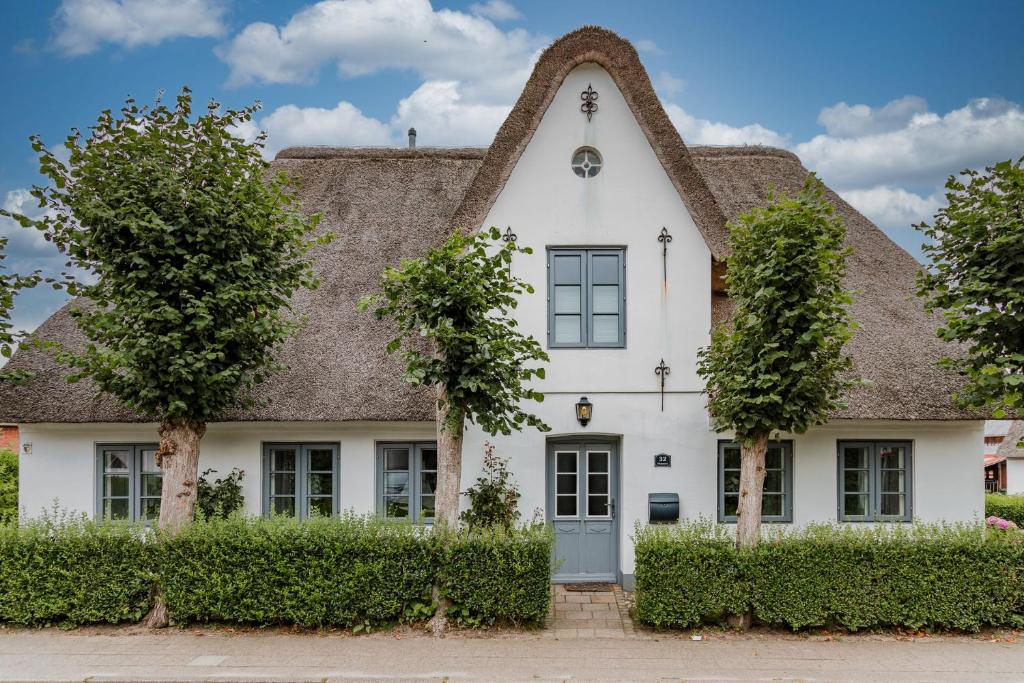 a white house with a thatched roof at Anno 1799 in Oevenum