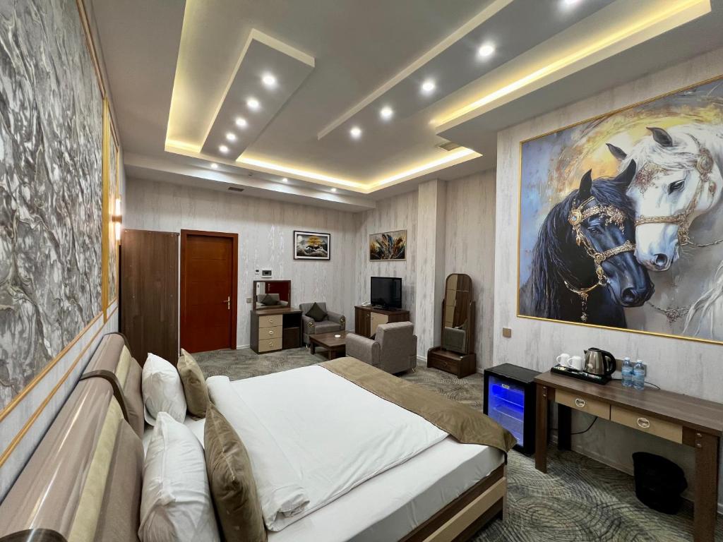 um quarto com uma cama e uma pintura de um cavalo na parede em Royal Mansion Hotel em Baku
