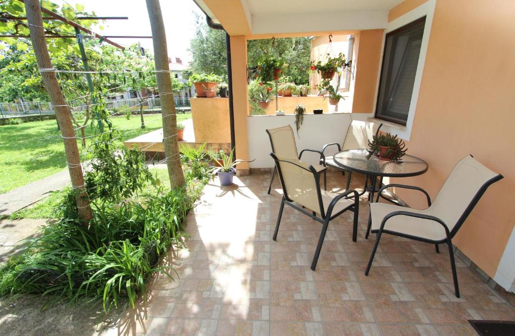 un patio con mesa y sillas en Apartments Rosanna, en Rovinj