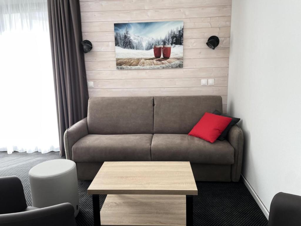 a living room with a couch and a table at Résidence Le Portillo - Piscine - 2 Pièces pour 8 Personnes MAE-6123 in Gourette