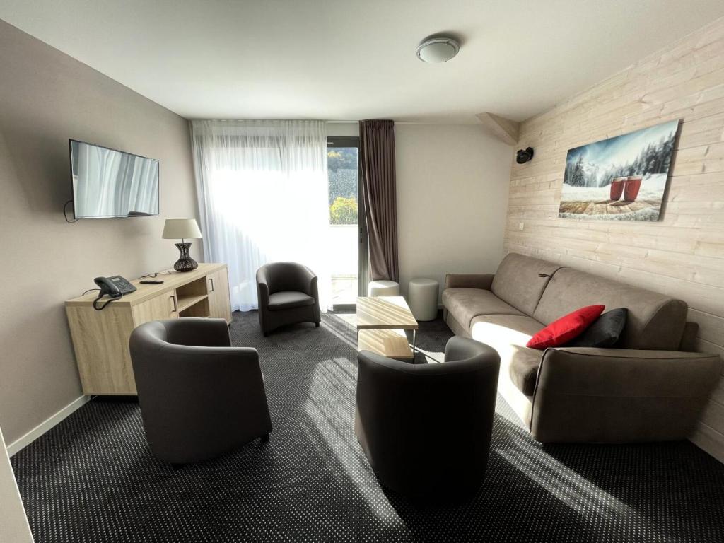 a living room with a couch and chairs at Résidence Le Portillo - Piscine - 3 Pièces pour 8 Personnes MAE-6153 in Gourette