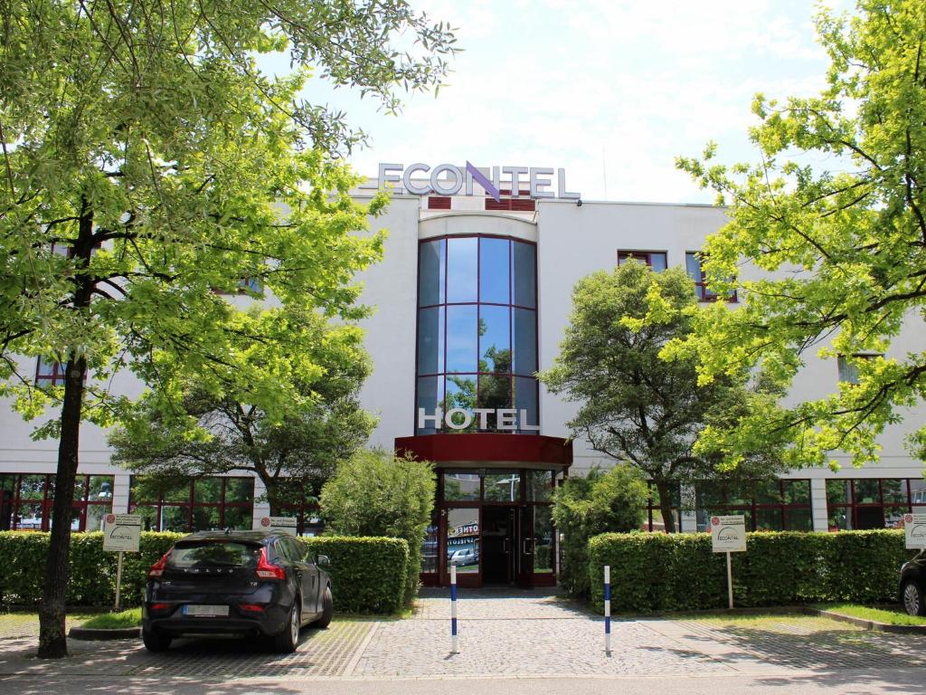 AMBER ECONTEL في ميونخ: سيارة متوقفة امام الفندق
