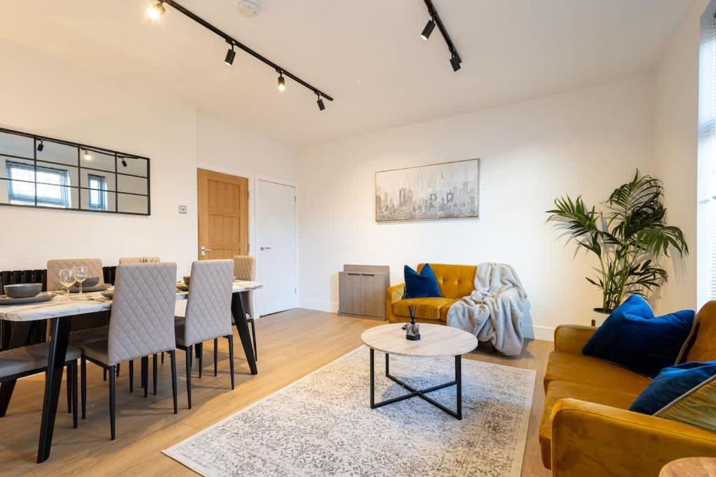 ein Wohnzimmer mit Sofa und Tisch in der Unterkunft The Withington in Manchester