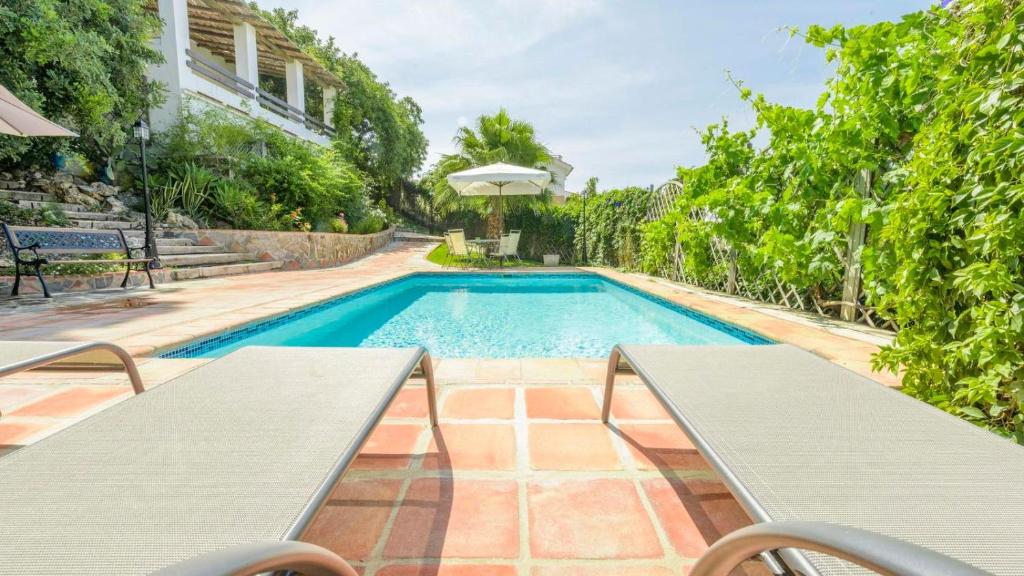 - une piscine avec 2 tables et 2 bancs dans l'établissement Casa La Haza de Frigiliana by Ruralidays, à Frigiliana