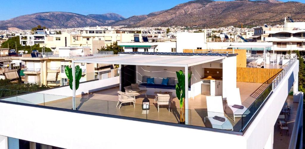 een balkon met uitzicht op een stad bij Riviera Escape Penthouse Suites in Athene