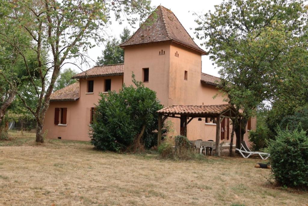 an old house with a gazebo in a yard at Tour des hirondelles in Écuras