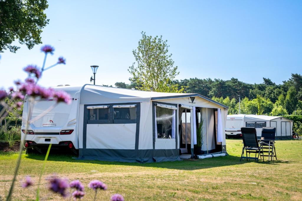 Fotografie z fotogalerie ubytování Neuer Wohnwagen Nr 13 mit Top-Ausstatung und Vorzelt v destinaci Niederdorla