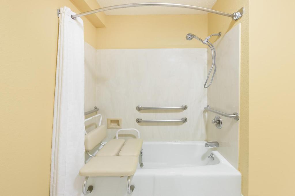 Super 8 by Wyndham O'Fallon - King Room - Mobility Access/Non-Smoking