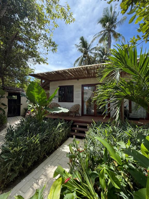 サン・ヴィチェンテにあるBAIA - Beachfront Boutique Lodge in San Vicente, Palawanのトロピカルガーデンのあるゲストハウス