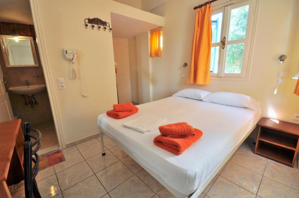 Una cama o camas en una habitación de Santorini Camping/Rooms