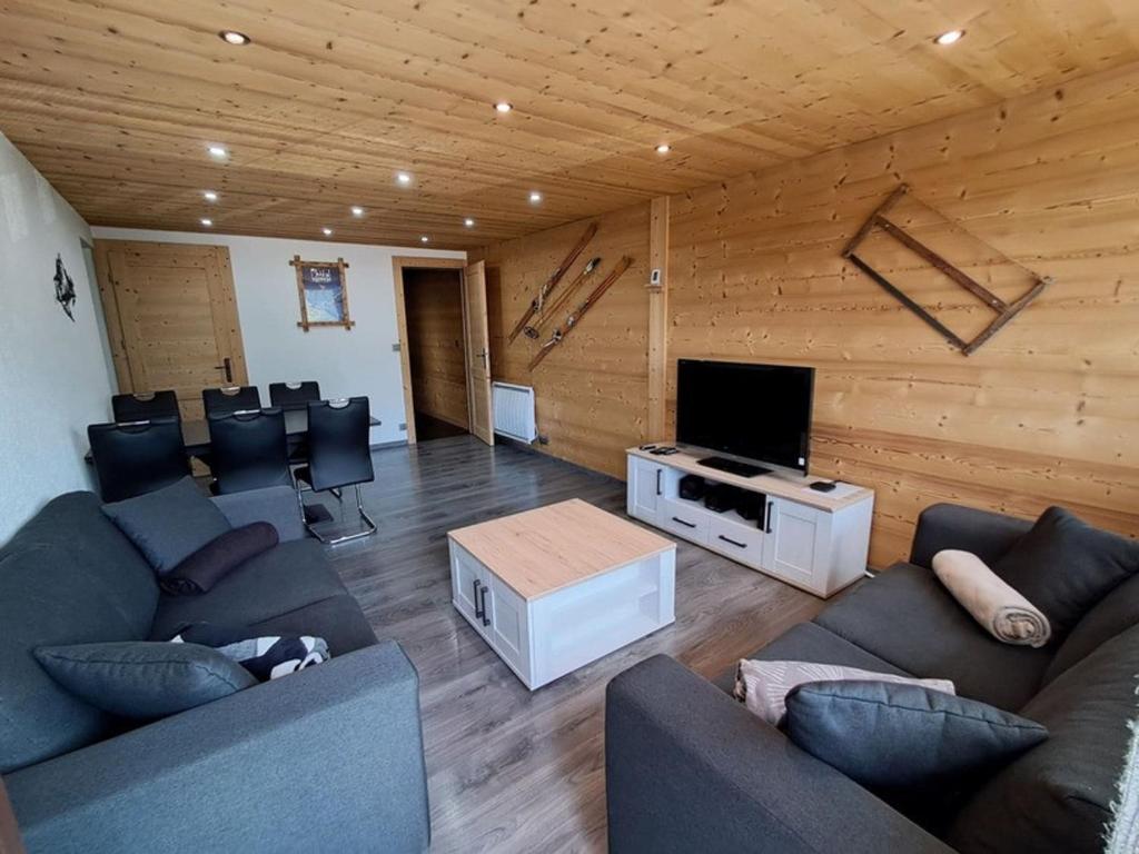 ein Wohnzimmer mit Sofas und einem Flachbildfernseher in der Unterkunft Appartement Châtel 4 pièces, 6 pers, balcon, proche centre - FR-1-676-117 in Châtel