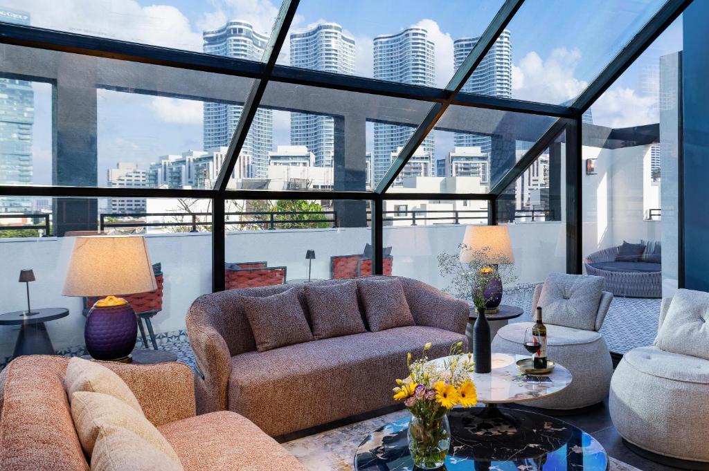 een woonkamer met uitzicht op de stad bij Iconic Hotel in Tel Aviv