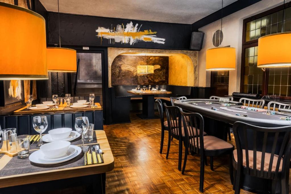 a restaurant with a long bar with chairs at Loreley Retreat - Sauna-Billiard & more in Sankt Goar