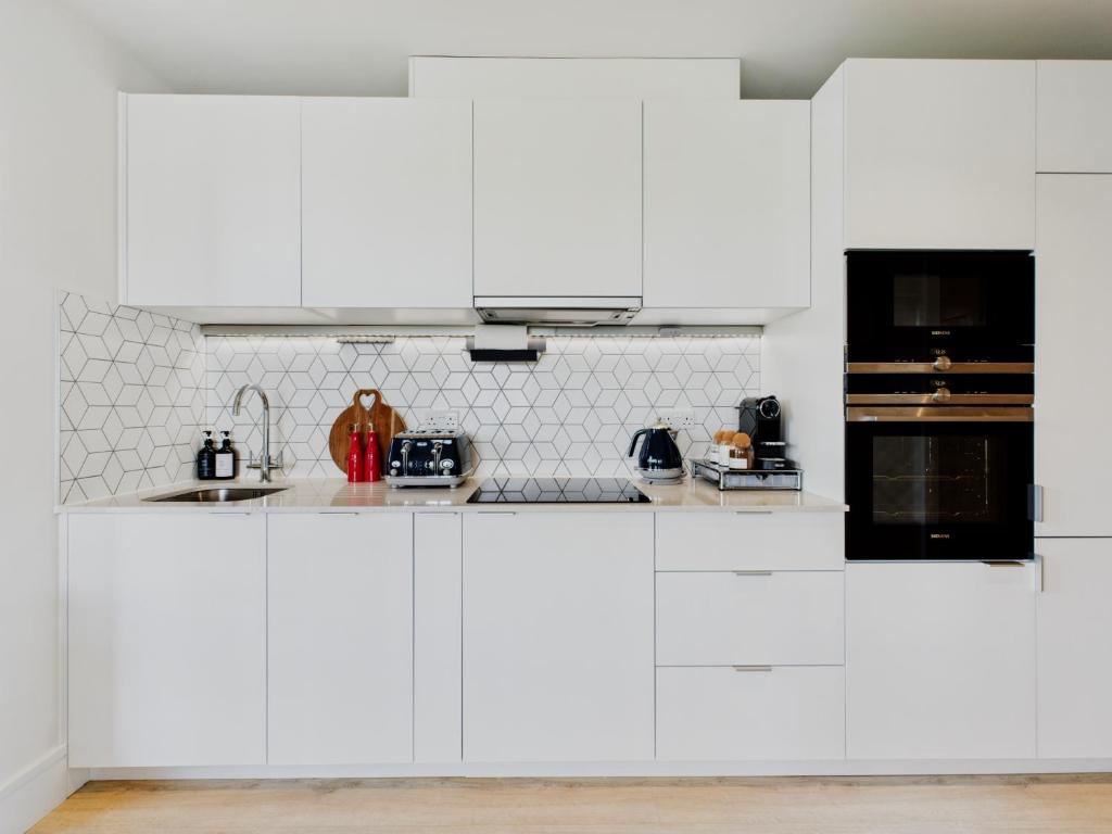 Η κουζίνα ή μικρή κουζίνα στο West Wimbledon, 2 Bedroom Luxury Stay, Gym, Free Parking