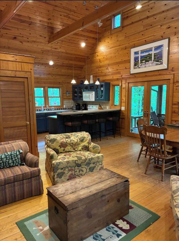 a living room with furniture and a kitchen in a cabin at Sapphire Cabin at Splendor Mountain in Tiger