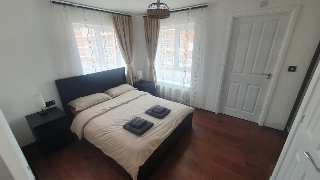 Ένα ή περισσότερα κρεβάτια σε δωμάτιο στο Stylish 3 Bedroom House, Perfect for Families and Groups