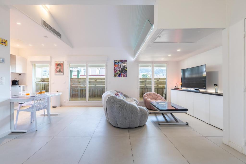 LB Vacation Rentals I Elegant Apartment with Terrace & Mezzanine in the heart of Cannes