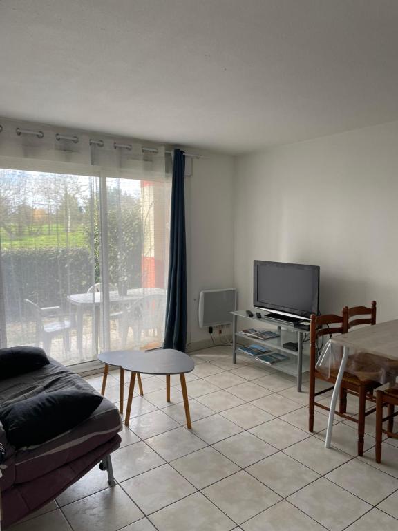 TV/trung tâm giải trí tại Pornic1 flat near beach garden golf Pool 1 bedroom