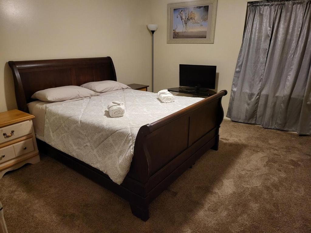 una camera da letto con un letto grande e una televisione di comfy cute home near lenora park a Snellville