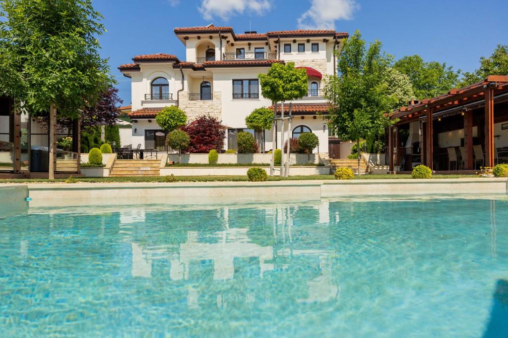 Hồ bơi trong/gần Villa Mediterra Varna 5bed pool&jacuzzi