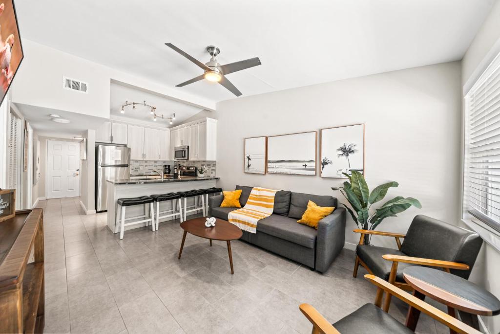 een woonkamer met een bank en een tafel bij The Banana River Resort in Cocoa Beach