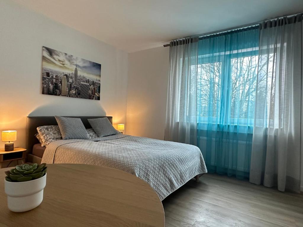メンヒェングラートバッハにあるApartment am Wasserturm Zentrum MGのベッドと大きな窓のある寝室