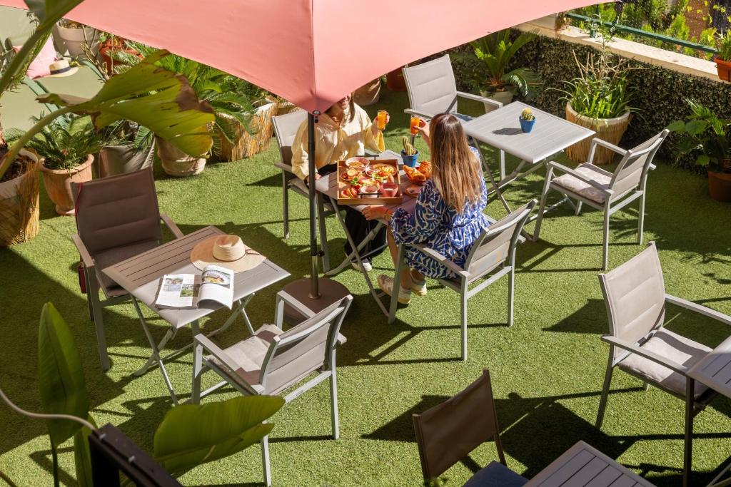 Сад в Hôtel Locarno Nice