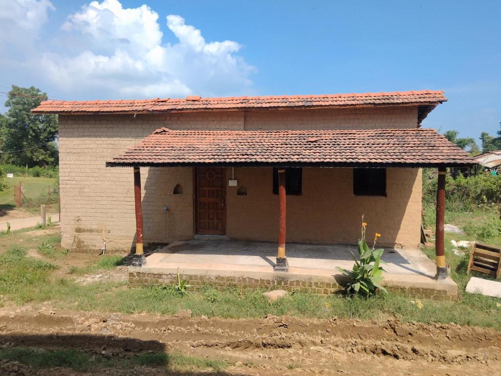 ein kleines Haus mit rotem Dach in der Unterkunft Shiva Lika home stay in Maheshwar