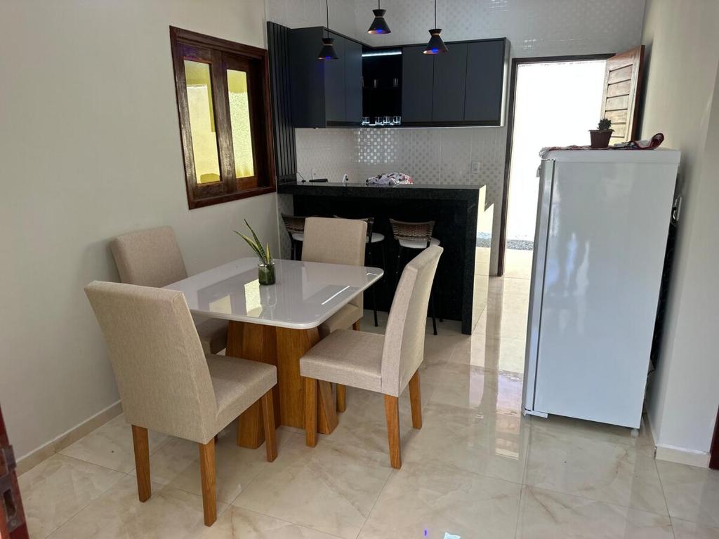 CruzにあるCasa de Praia - Preá - CEのダイニングルーム(テーブル、椅子付)、キッチン