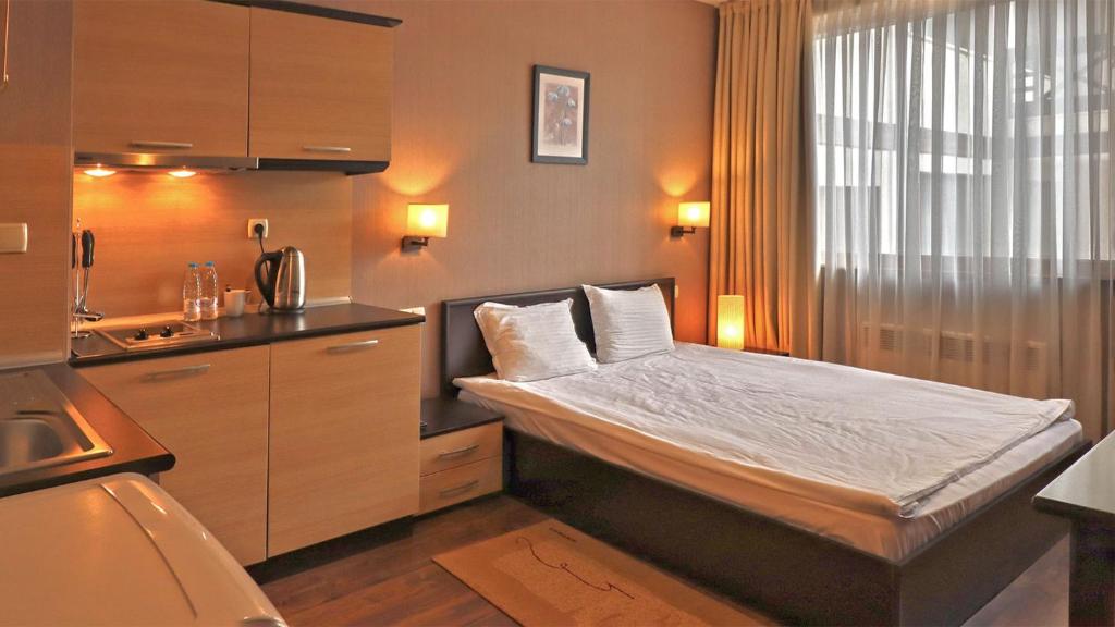 una piccola camera da letto con un letto e un lavandino di SPA Suite a Bansko