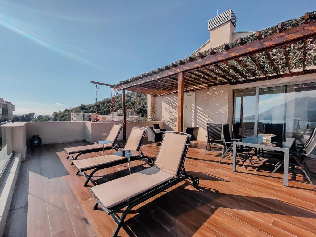 En balkon eller terrasse på Luxury Horizon Penthouse Budva