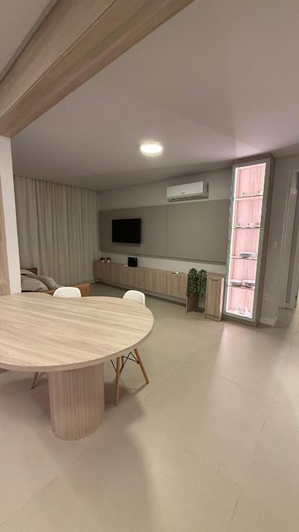 Μια τηλεόραση ή/και κέντρο ψυχαγωγίας στο Apartamento de 1 quarto próximo ao mar