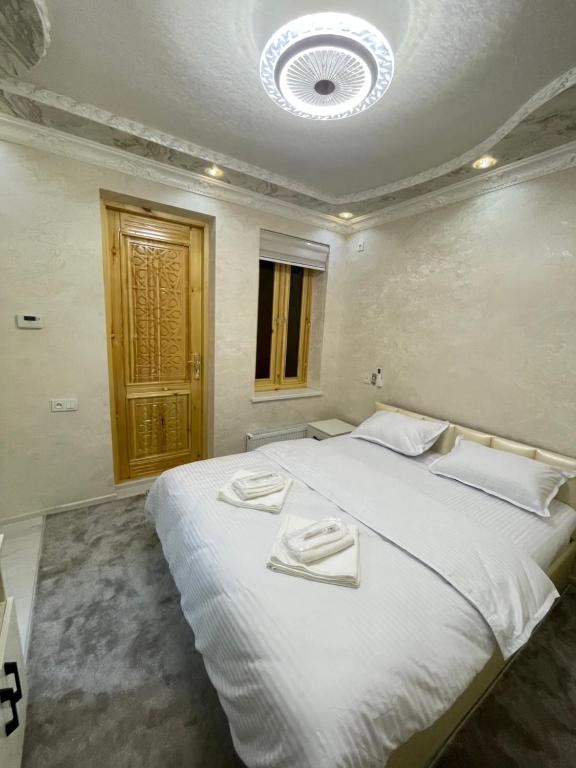 Ένα ή περισσότερα κρεβάτια σε δωμάτιο στο Guest house Aziza