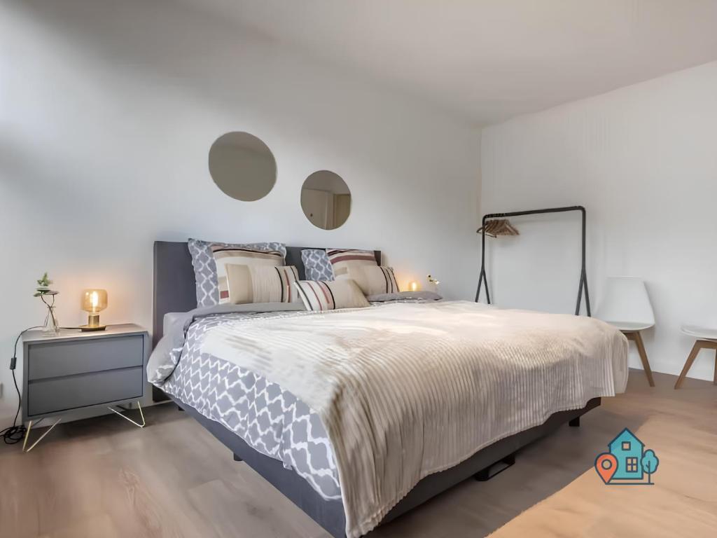 アムステルダムにあるPearl & Tulip 2BR with Free Parkingの白い壁のベッドルーム1室(大型ベッド1台付)