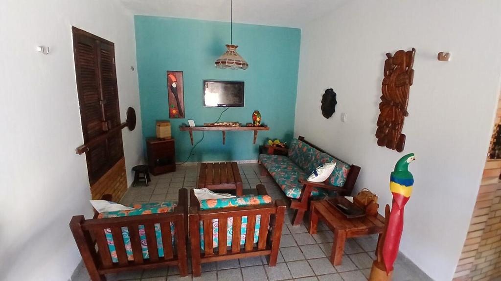 un soggiorno con un divano e un tavolo di Casa aconchegante emTabatinga Beach Nisia Floresta RN a Nísia Floresta