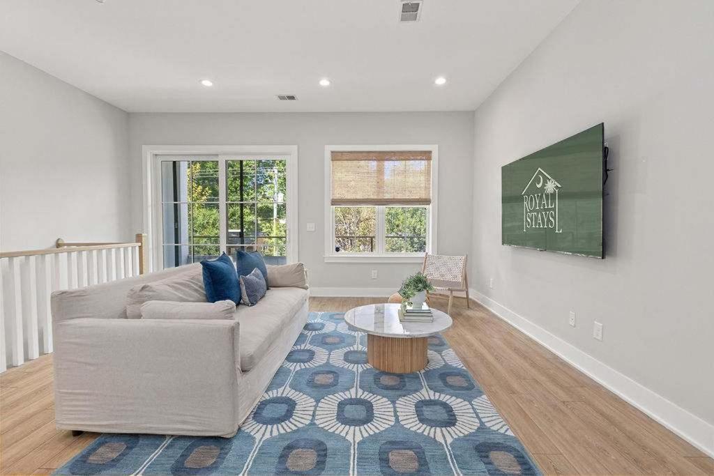 ein Wohnzimmer mit Sofa und Tisch in der Unterkunft Sincerely Shem III- 7 min to beach and dtwn CHS in Charleston