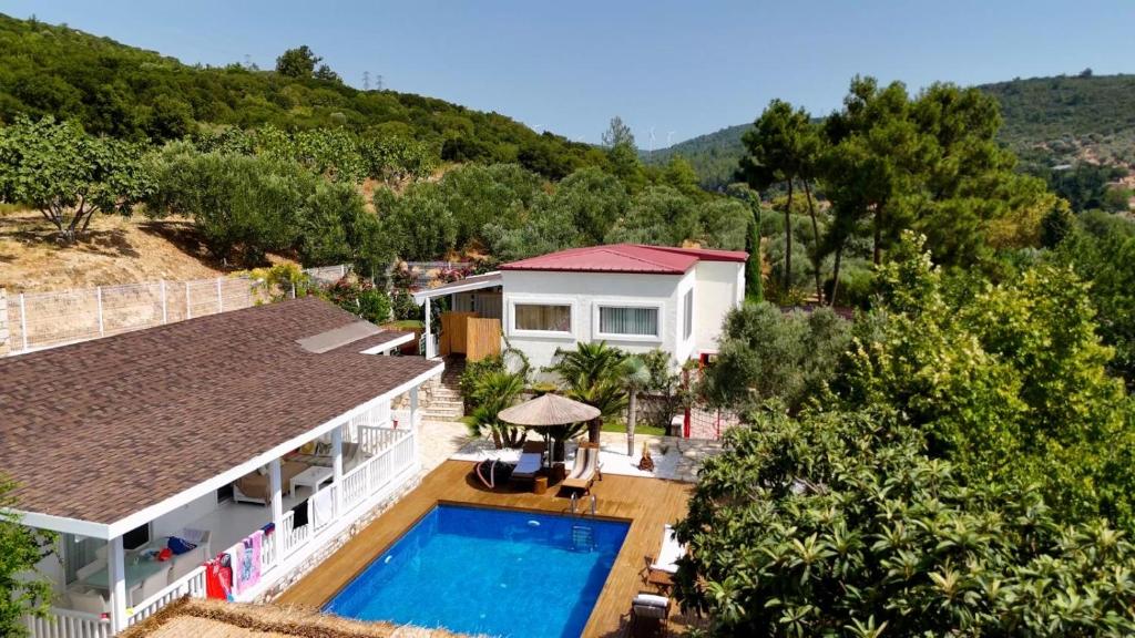 an aerial view of a house with a swimming pool at Casa del Olivia in Seferihisar