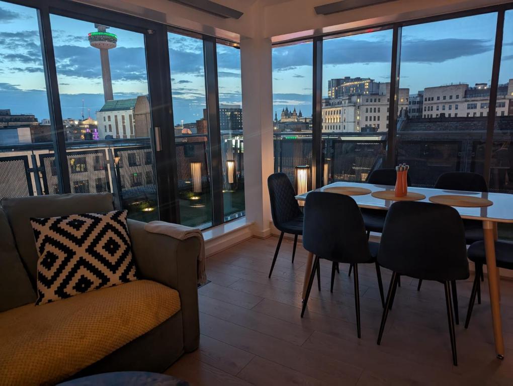 Photo inspiration: High End Industrial Apartments With City Views And Balcony Reference: City Centre Skyline Apartment With Balcony Views Liverpool Preços