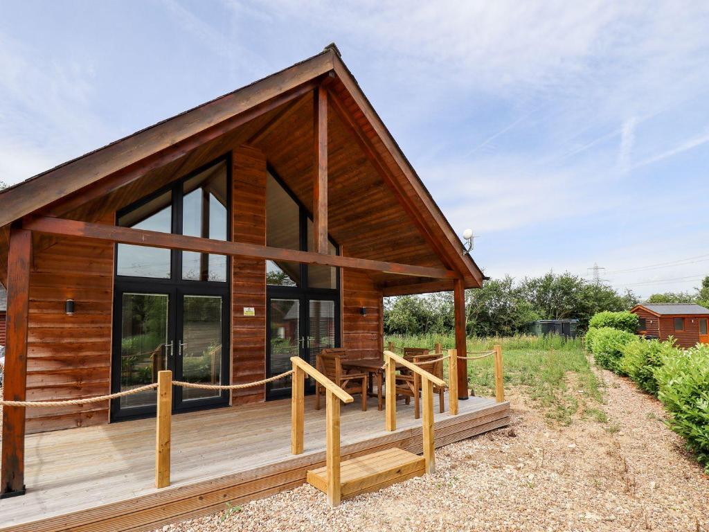 Thorpe on the HillにあるThe Lilac Owlの大きな窓のある小さな木造家屋