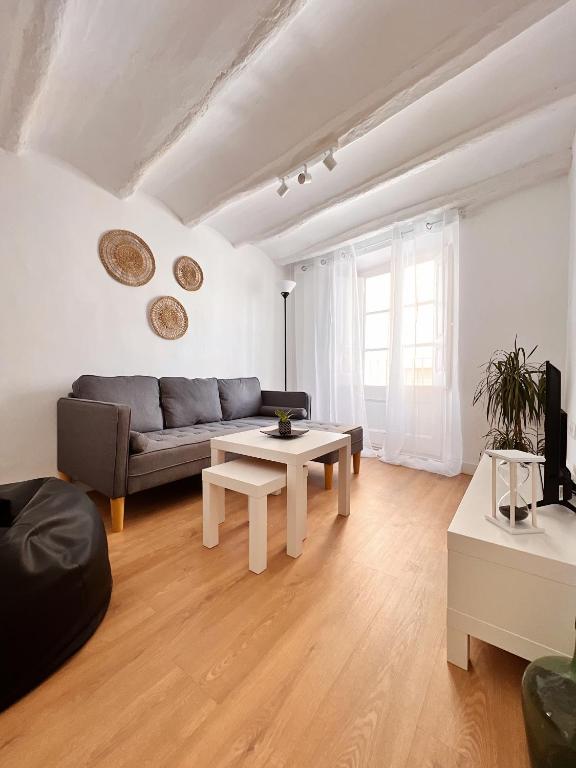 a living room with a couch and a table at Lo Corner House in Móra d'Ebre