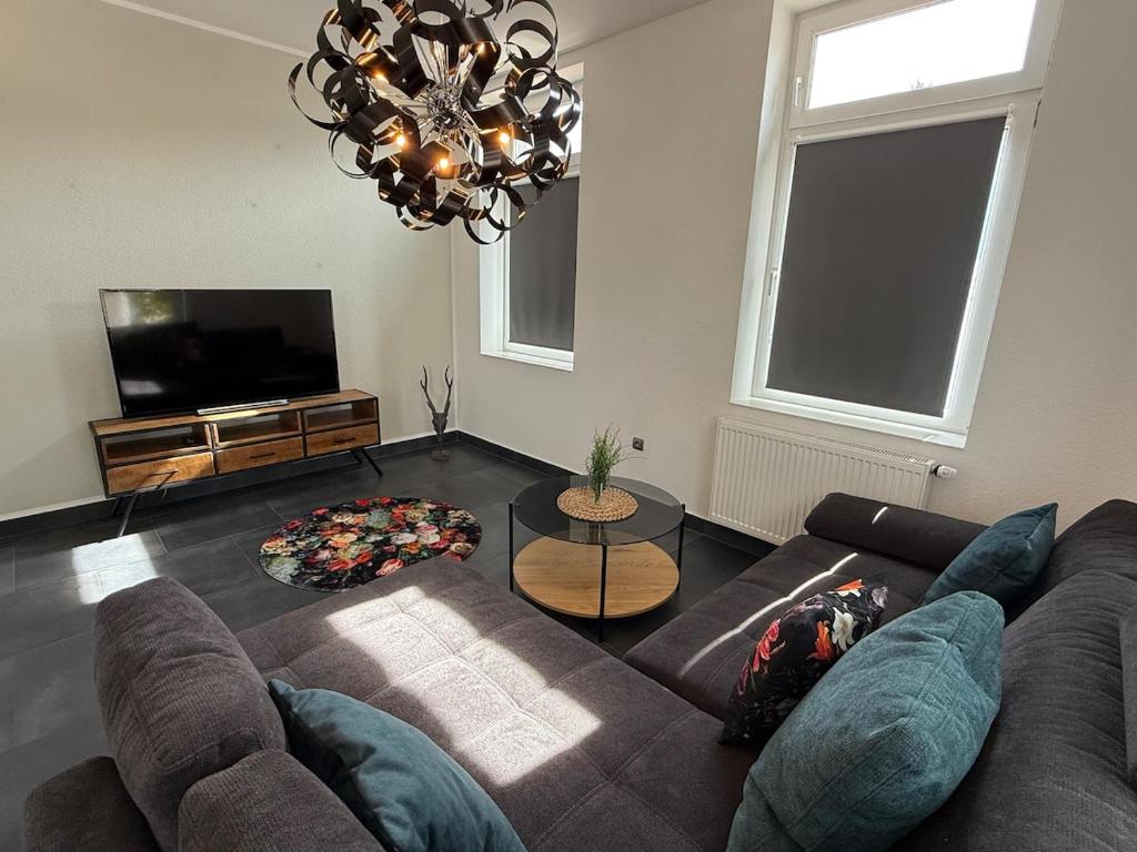ein Wohnzimmer mit Couch und Flachbildfernseher in der Unterkunft City Apartment 1 in Bad Nenndorf
