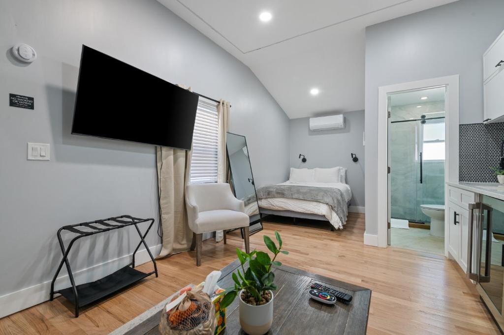 een woonkamer met een flatscreen-tv aan de muur bij Lunavista Cozy Studio in Hempstead