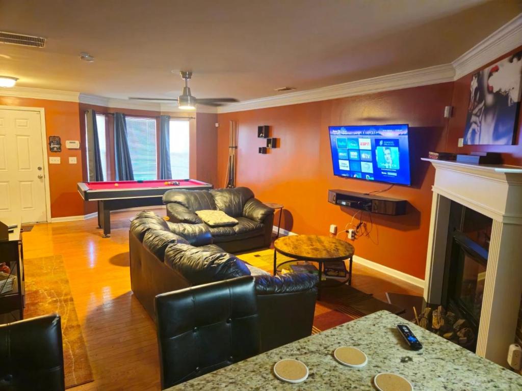アトランタにあるAmazing Large 3 Bed house with King Bed less than 10 miles to DTWNのリビングルーム(ソファ、ビリヤード台付)