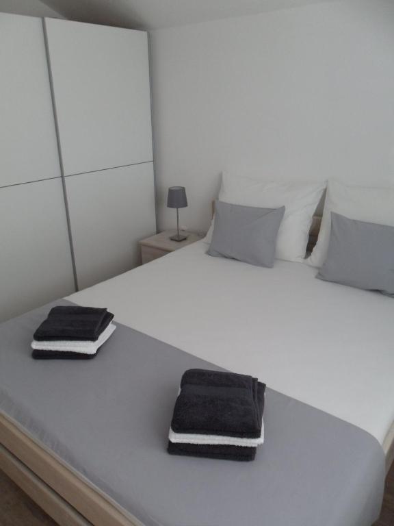 Postel nebo postele na pokoji v ubytování Apartmani Luka & Iva