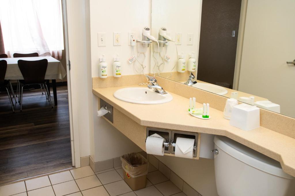 Super 8 by Wyndham Mississauga - Resim 31