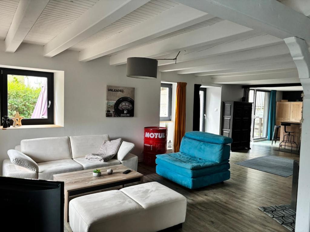 a living room with a couch and a chair at Maison en lisière de forêt, montagne et vignobles in Rammersmatt