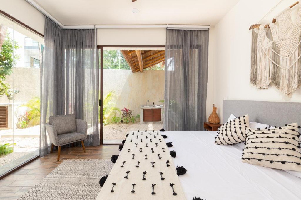 Ένα ή περισσότερα κρεβάτια σε δωμάτιο στο UTSKIN By ZENDA - Luxury Villas & Private Pools