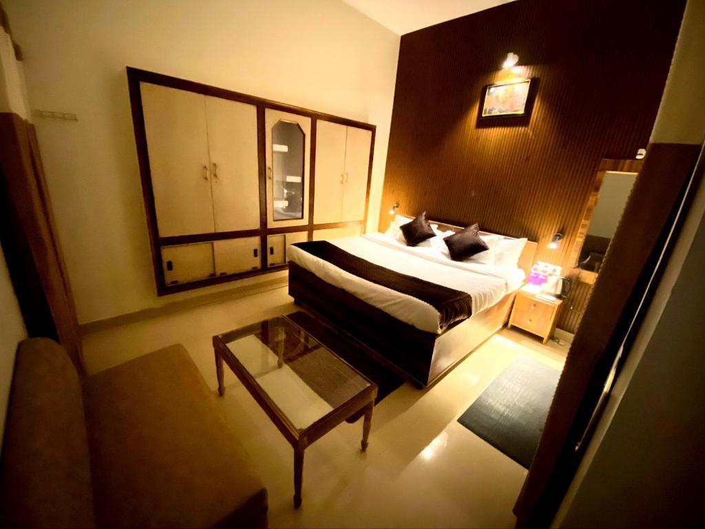 Ein Bett oder Betten in einem Zimmer der Unterkunft Rudraksha Inn