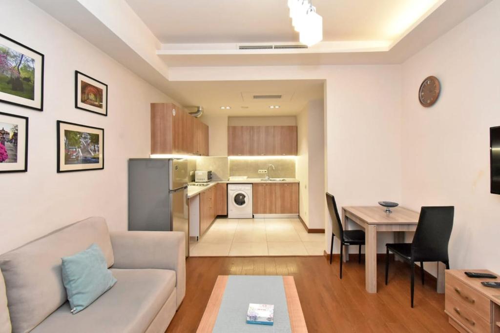 Kuchyň nebo kuchyňský kout v ubytování Apartments by MR Yeravan in the city centre