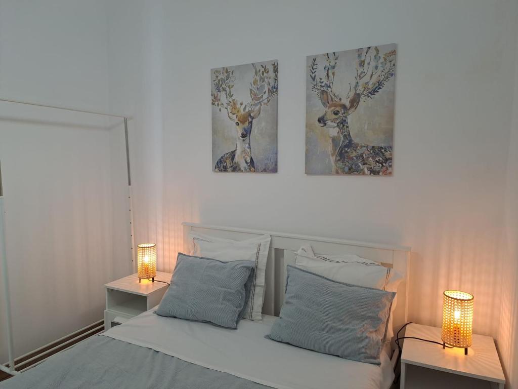 ein Schlafzimmer mit einem Bett mit zwei Lampen in der Unterkunft CASA DA PRAIA DA POÇA - Apartamento Rosa in Estoril